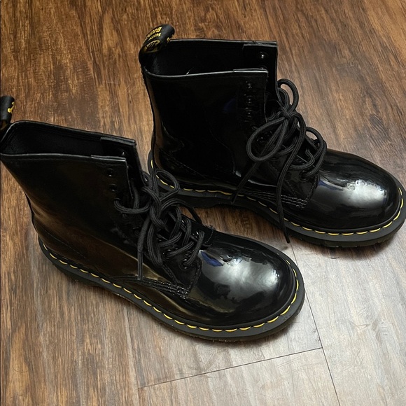 NEW Dr. Martens Docs Black Patent Leather unisex Boots Ladies 7 - Picture 2 of 15